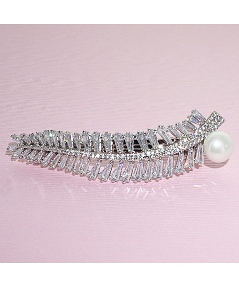 Luxurious Cubiczirconia Leaf With Pearl Barrette